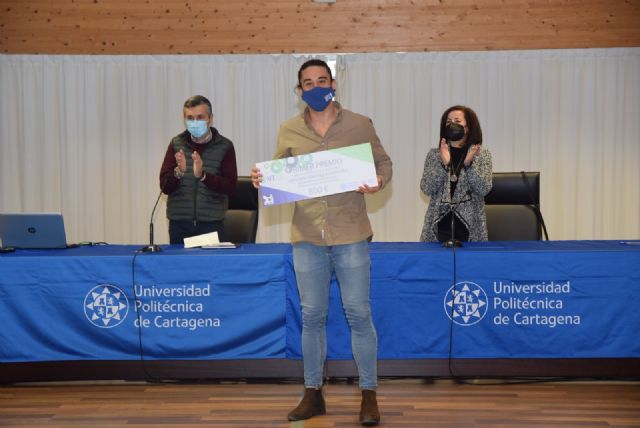 Una investigación sobre el uso de biopolímeros en prótesis óseas gana el concurso 'Tesis en 3 minutos'