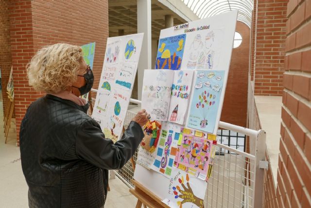 Los niños y niñas recrean sus inquietudes y retos de futuro en la exposición ´Voces de la Infancia´