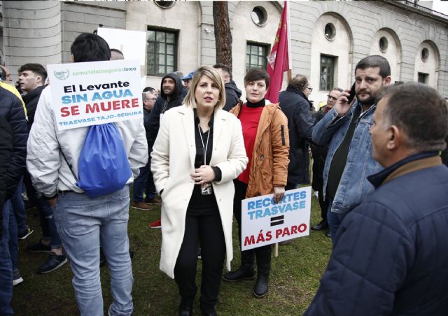 La alcaldesa de Cartagena se manifiesta en Madrid en apoyo a los regantes y contra los recortes del trasvase