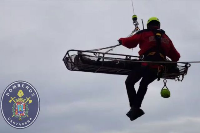 Bomberos de Cartagena evacúan a dos senderistas en Cala Boletes