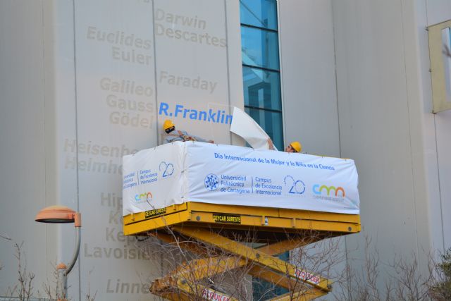 La UPCT incorpora en su fachada de científicos ilustres a Rosalind Franklin