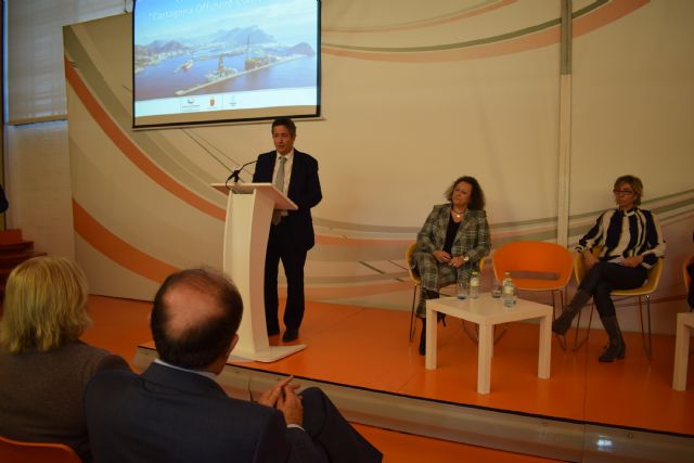 La Comunidad apuesta por impulsar Cartagena como puerto de referencia para el mantenimiento de buques plataforma