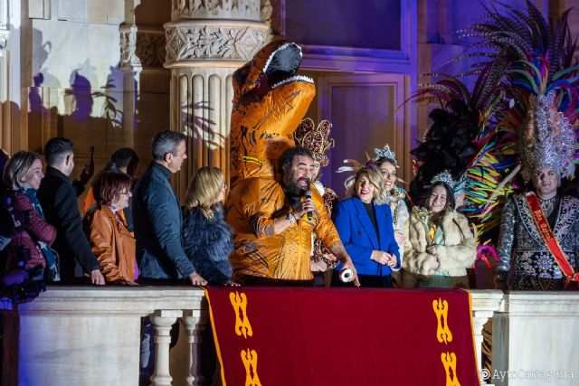 Los versos del Sevilla a la ´bella villa de Cartagena´ abren las fiestas de Carnaval más multitudinarias