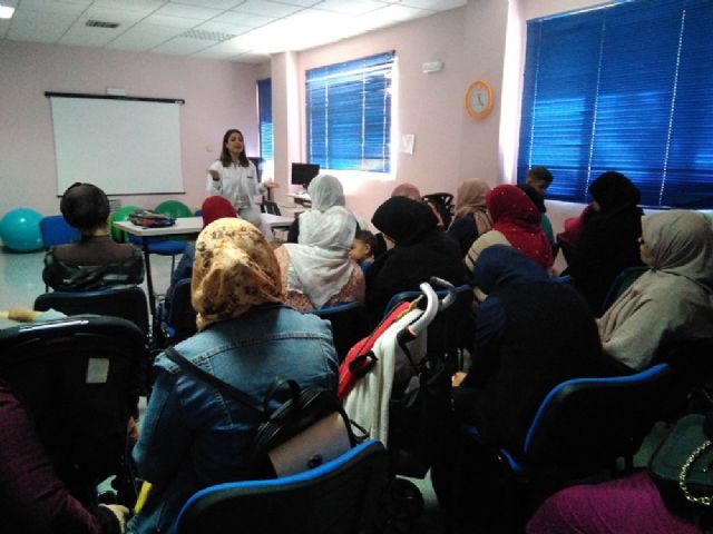 Servicios Sociales imparte en Los Dolores una sesión formativa sobre Salud y Mujer dirigido a mujeres inmigrantes