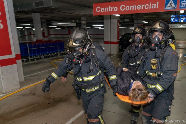 Policía Local y Bomberos participan en un simulacro de incendio y rescate en el Espacio Mediterráneo