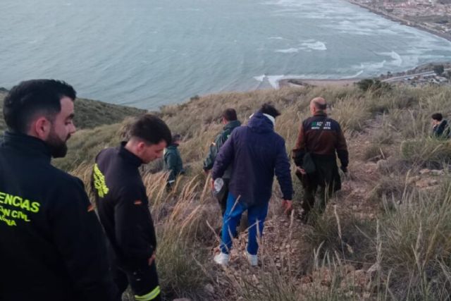 Protección Civil de Cartagena localiza en buen estado a un senderista desorientado en La Azohía