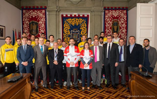 El alcalde se compromete a acelerar la apertura del Palacio de Deportes por el ascenso del Plásticos Romero