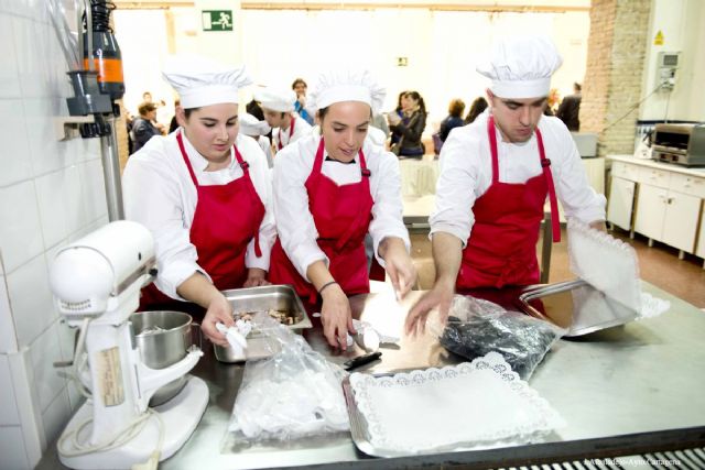 Trece alumnos concluirán el miércoles sus estudios de Cocina gracias a la ADLE