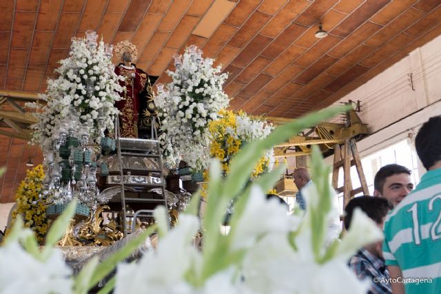 San Pedro, Santiago Apostol y San Juan Evangelista aguardan la Procesion de los Traslados