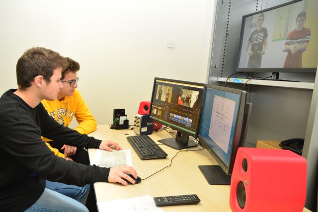 Alumnos de la ESO crean vídeos interactivos con finales alternativos en la Politécnica de Cartagena