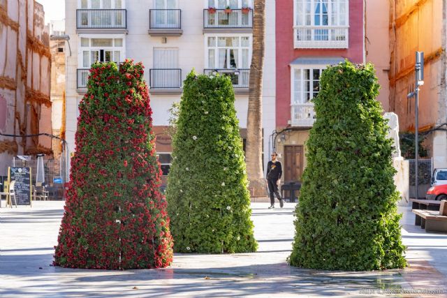 Parques y Jardines ornamenta esta Semana Santa el centro de la ciudad con 50 mil plantas