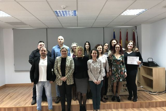 Los participantes en el Programa de Activación para el Empleo de la ADLE reciben sus diplomas
