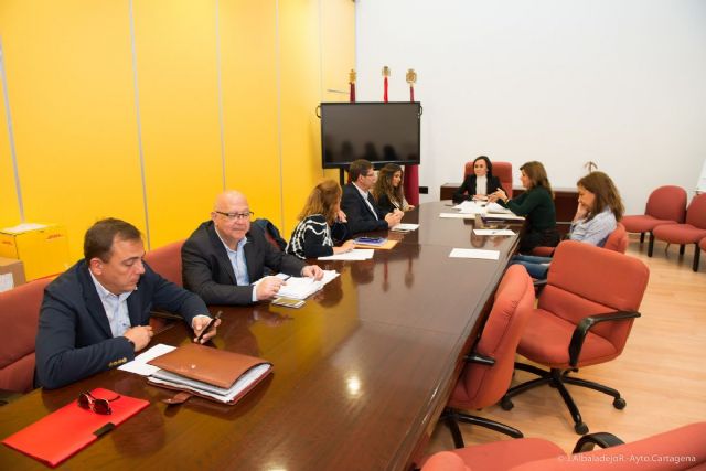 Dieciocho empresas optan a los servicios de respiro familiar en el domicilio y suministro de vestuario para empleados municipales