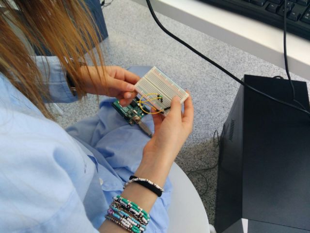 La UPCT enseña a jóvenes pacientes del Reina Sofía cómo programar e imprimir en 3D un robot