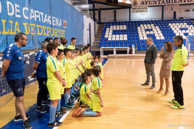 La alcaldesa visito una de las escuelas deportivas Javi Matia del Cartagena Futbol Sala