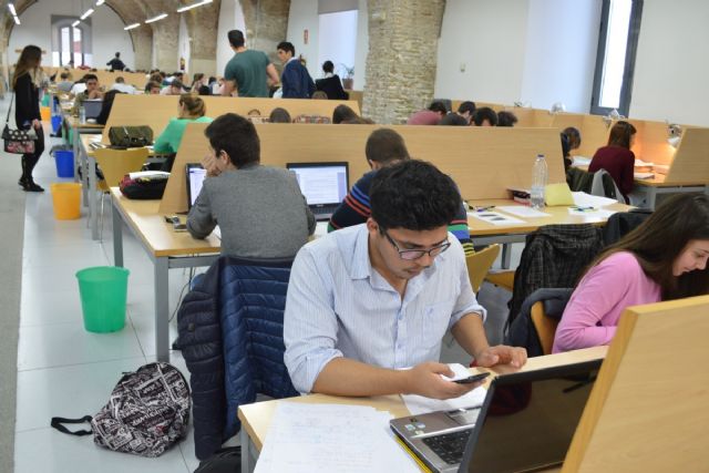 Los estudiantes de la UPCT piden al consejero la rebaja del precio de la matrícula