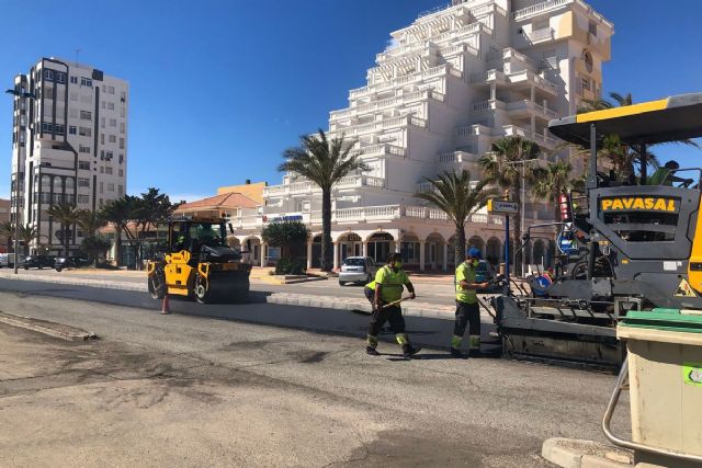 El Ayuntamiento de Cartagena renueva el asfalto en la Gran Vía de La Manga