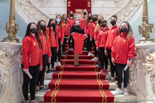 La alcaldesa anima al Equipo Senior Femenino del Club Rítmica Cartagena