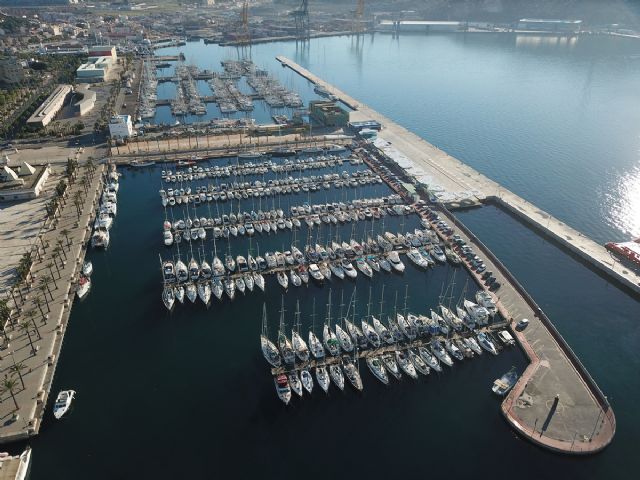 El puerto deportivo del Real Club de Regatas renueva Bandera Azul
