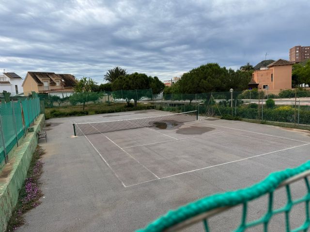Las pistas deportivas de Cala Flores se pudren por la inacción de Arroyo y su concejal de Deportes