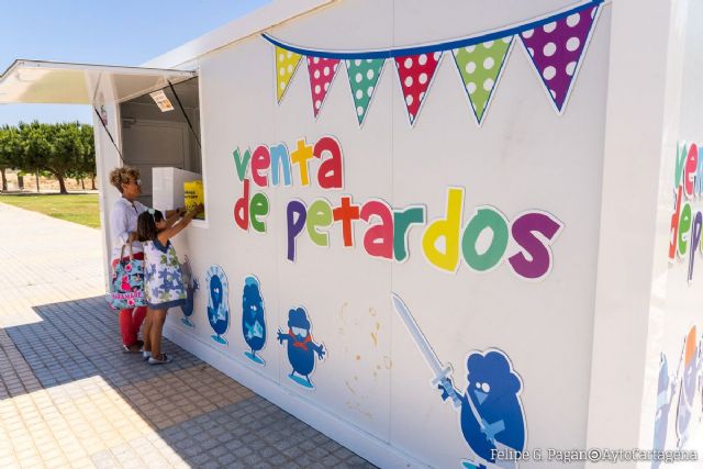 La Policía Local controla los puntos de venta de pirotecnia para garantizar la seguridad por la noche de San Juan