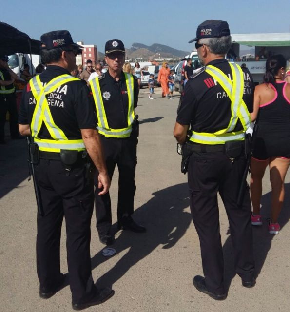 Un dispositivo de la Policía Local reforzó este domingo la vigilancia en el mercadillo de Cabo de Palos