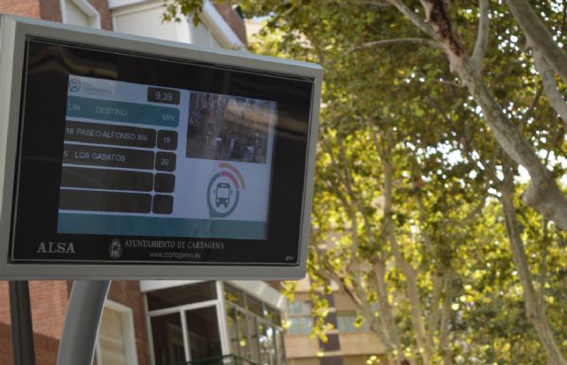 Los usuarios ya pueden saber el tiempo de espera de los autobuses a través de pantallas informativas
