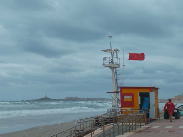 La Policia Local denuncia a dos bañistas por meterse en la playa con bandera roja