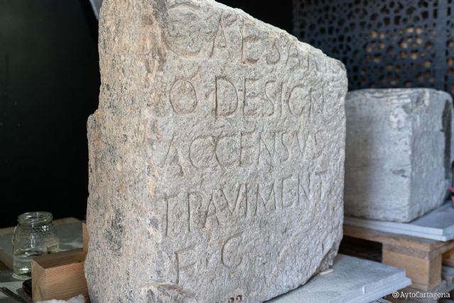 Regresan a Cartagena dos pedestales epigráficos del Foro de la Colonia Romana