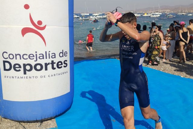 Más de 250 deportistas compiten en el acuatlón solidario de La Azohía