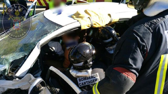 Bomberos de Cartagena rescatan a una madre y a su hijo que habian quedado atrapados tras chocar frontalmente con otro vehiculo