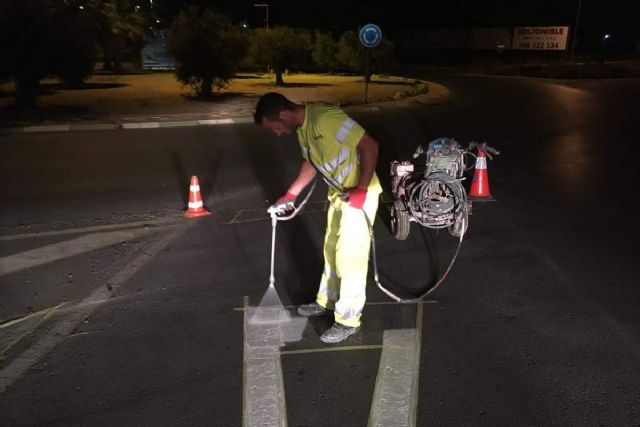 El Ayuntamiento emplea 700 mil euros en dos años para mejorar la señalización horizontal y vertical en la ciudad barrios y diputaciones