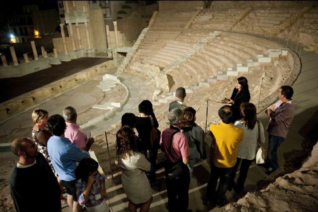 El Teatro Romano realiza este sábado la última visita guiada nocturna del verano