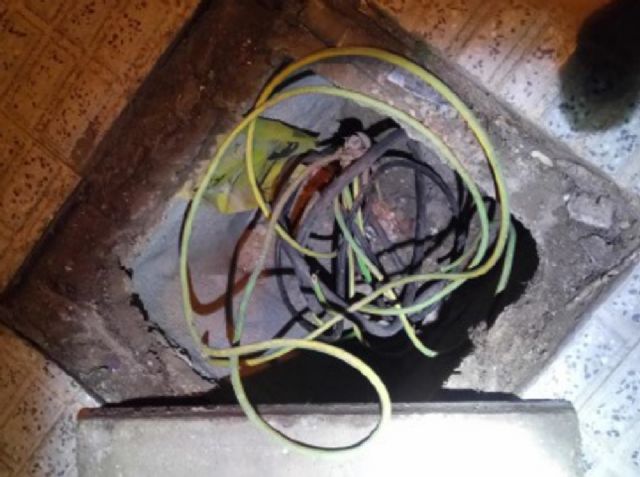 Sorprendidos cuatro individuos cuando presuntamente sustraían cableado eléctrico