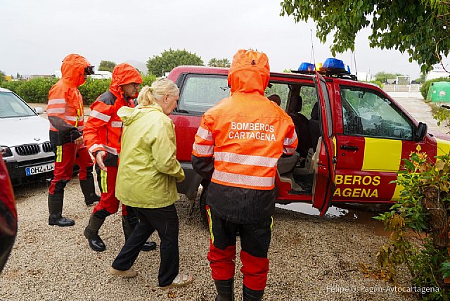 Bomberos de Cartagena efectúan rescates en Los Nietos y Policía Local y Protección Civil siguen durante toda la noche la evolución de las ramblas