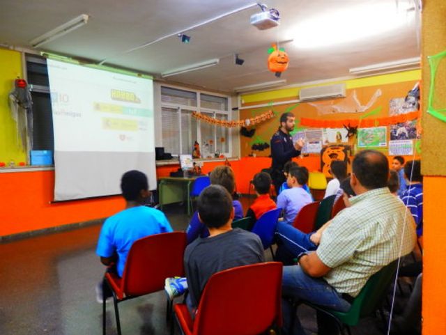 La Policia Local imparte unas charlas sobre uso de redes sociales y ciberacoso