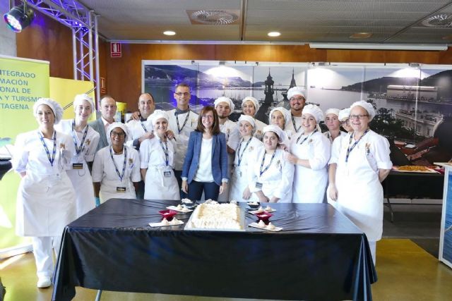 Los alumnos de la Escuela de Hosteleria llevan los dulces mas tipicos de Cartagena a Murcia Gastronomica