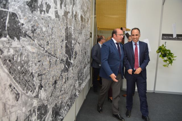 El presidente regional visiona la evolución de la huerta en la exposición de la Politécnica y Séneca