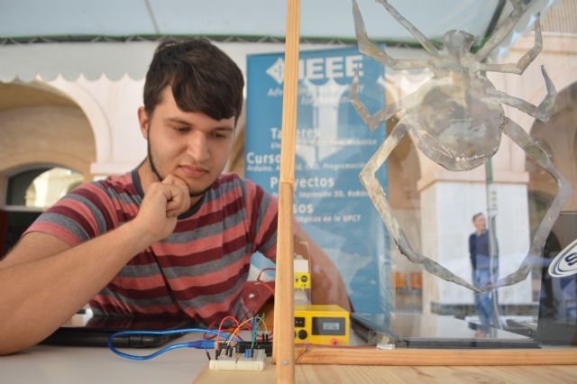 Alumnos de la UPCT muestran circuitoselectrónicos que alimentan mascotas, riegan macetas oencienden el horno