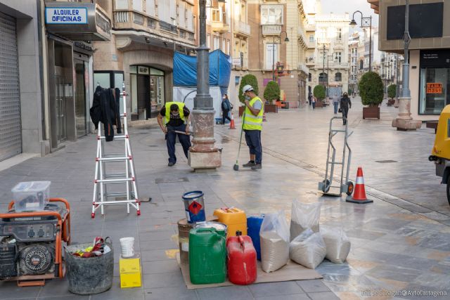 Infraestructuras ejecuta un plan de pintado de columnas del alumbrado público en el casco histórico y Ensanche