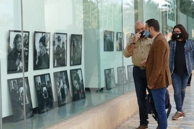 Fotografías de la escena modernista lucen en la fachada del antiguo CIM