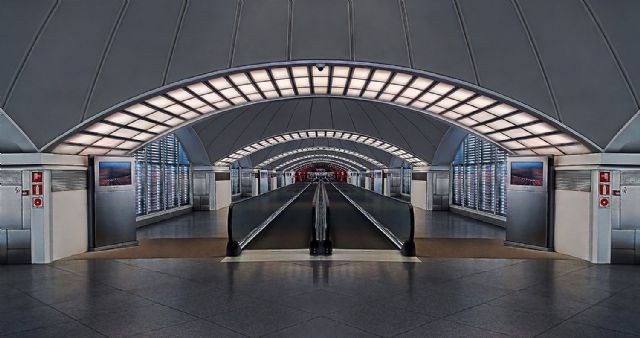 José Ángel Palao con la exposición itinerante del 28º concurso internacional de fotografía 'Caminos de hierro' en Cartagena