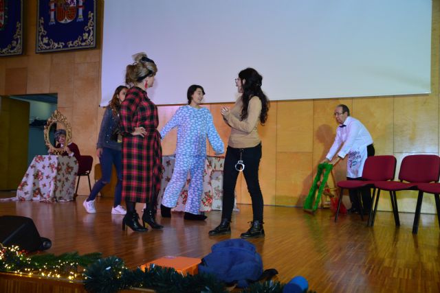 Estudiantes de la UPCT representan una comedia infantil de Navidad para recaudar juguetes y alimentos