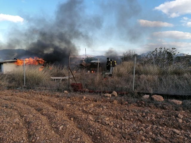 Incendio en una vivienda de madera en Los Albadalejos
