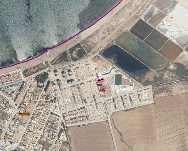 Dos personas han sido atendidas por inhalación de humo durante el incendio de un vehículo estacionado en el sótano de un edificio de Playa Paraíso