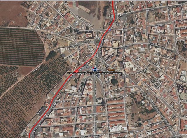 Servicios sanitarios atienden y trasladan a un herido en accidente de tráfico en el Algar (Cartagena)