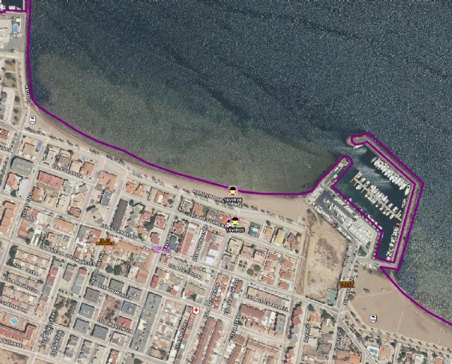 Socorristas y sanitarios sacan de parada cardiorrespiratoria y trasladan al hospital a un bañista rescatado inconsciente en Islas Menores