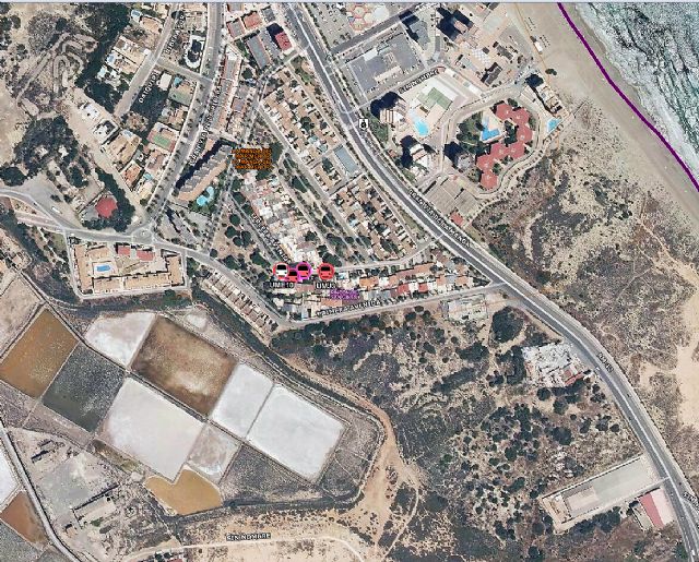 Rescatado y trasladado al hospital un hombre que se precipitó al suelo desde el tejado de su casa, en La Manga