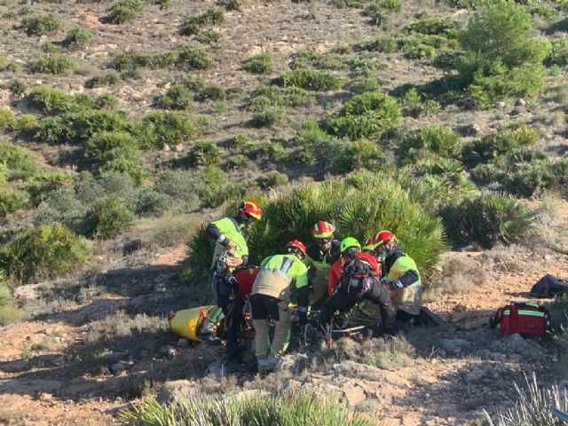Servicios de emergencia rescatan, atienden y trasladan al hospital a una senderista en Calblanque