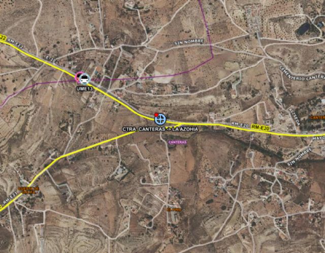 Servicios de emergencias atienden a una chica herida en un accidente de tráfico en Canteras, en Cartagena